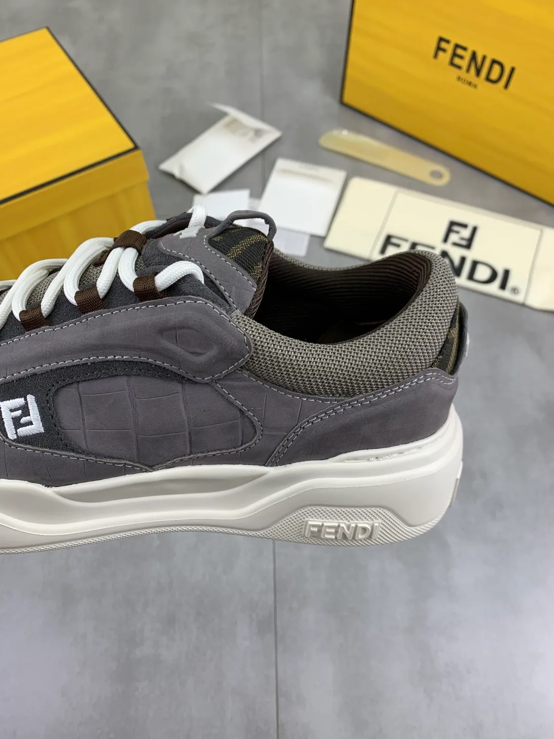 Men's Men's Shoes 💰P800 New Style 💰💎💎💎Summer Hot Style [FENDI Fendi] Top Version 🆕New slip-on sneakers, wavy soles engraved with original words. Embossed Fendi Flow lettering on the heel. The upper is made of high-end calfskin and breathable materials. Original lining with tone-on-tone details decorated with innovative handcrafting techniques. Ultra-light and wear-resistant TPU and IP foam soles, overall lightweight and comfortable. Size:39-44 (38 45 can be customized)